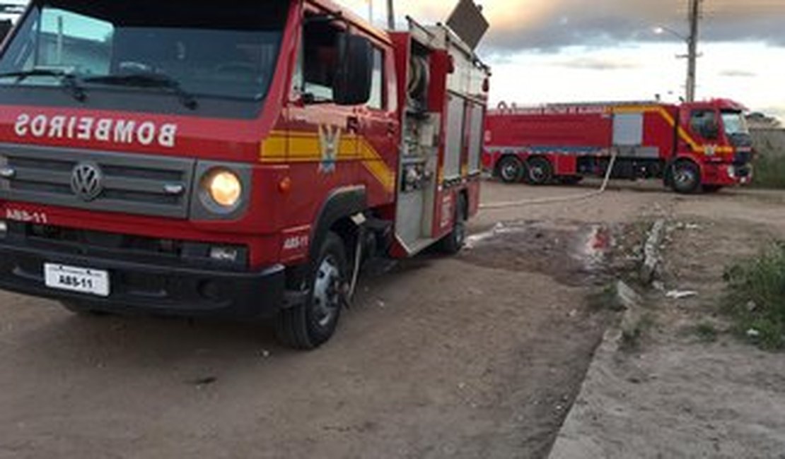 Incêndio em caminhão atinge galpão de materiais recicláveis em Maceió