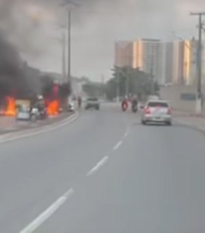 Protesto bloqueia um lado da Av. Comendador Gustavo Paiva, em Jacarecica