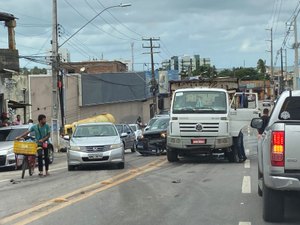 Caminhão e carro colidem na Ladeira do Óleo nesta quarta (29)