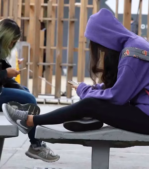 Proibição de celulares melhora aprendizagem, segundo 70% dos professores, e reduz bullying