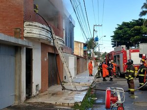 Almoxarifado de hotel pega fogo e mobiliza bombeiros em Cruz das Almas