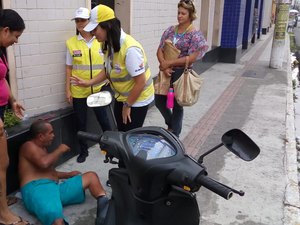 Homem é amarrado após assediar mulher na frente do marido