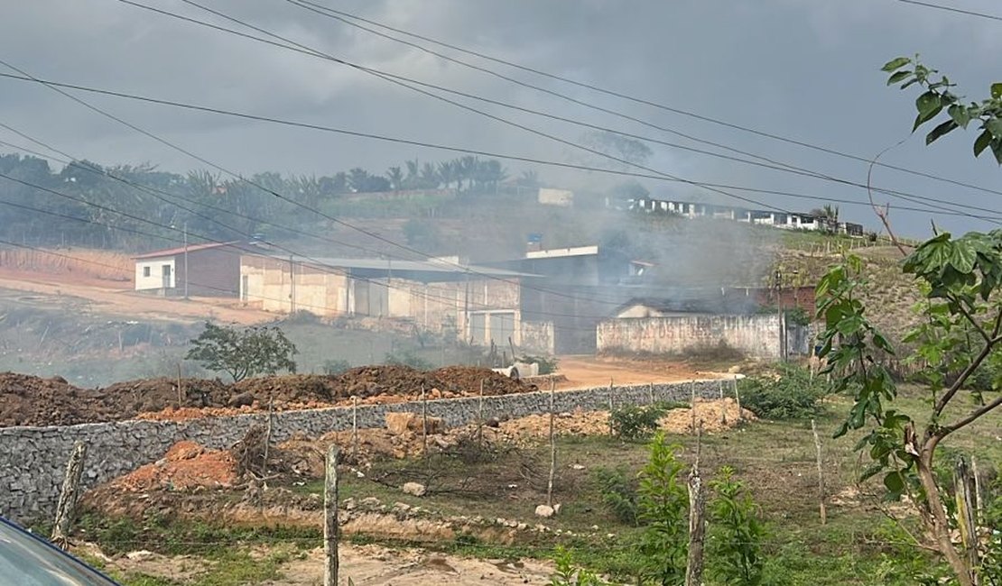 [Vídeo] Incêndio em fábrica de fogos de artifício assusta moradores em Ibateguara