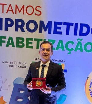 Prefeito de São Sebastião recebe o Selo ouro de compromisso com a alfabetização em Brasília