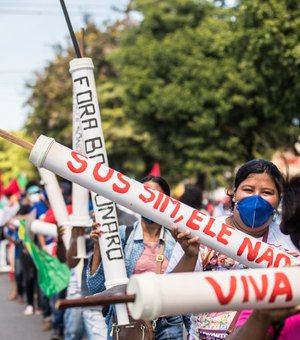 Sindicatos, partidos e movimentos sociais ocupam as ruas de Alagoas em protestos contra Bolsonaro