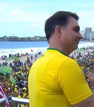 Com fala gravada de Bolsonaro, Flávio inicia corrida à Presidência