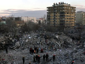 Três mulheres e duas crianças são retiradas dos escombros na Turquia