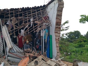 Carreta perde o controle, volta de ré após tentar subir ladeira em Igaci e destrói loja