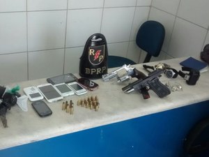 Polícia apreende armas e drogas em condomínio
