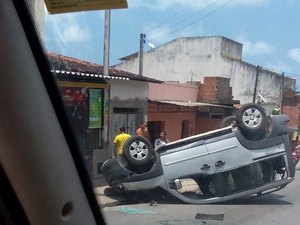 [Vídeo] Carro perde controle e capota em ladeira do Jacintinho