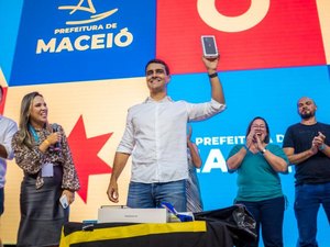 Prefeitura de Maceió entrega computadores e celulares para profissionais da educação