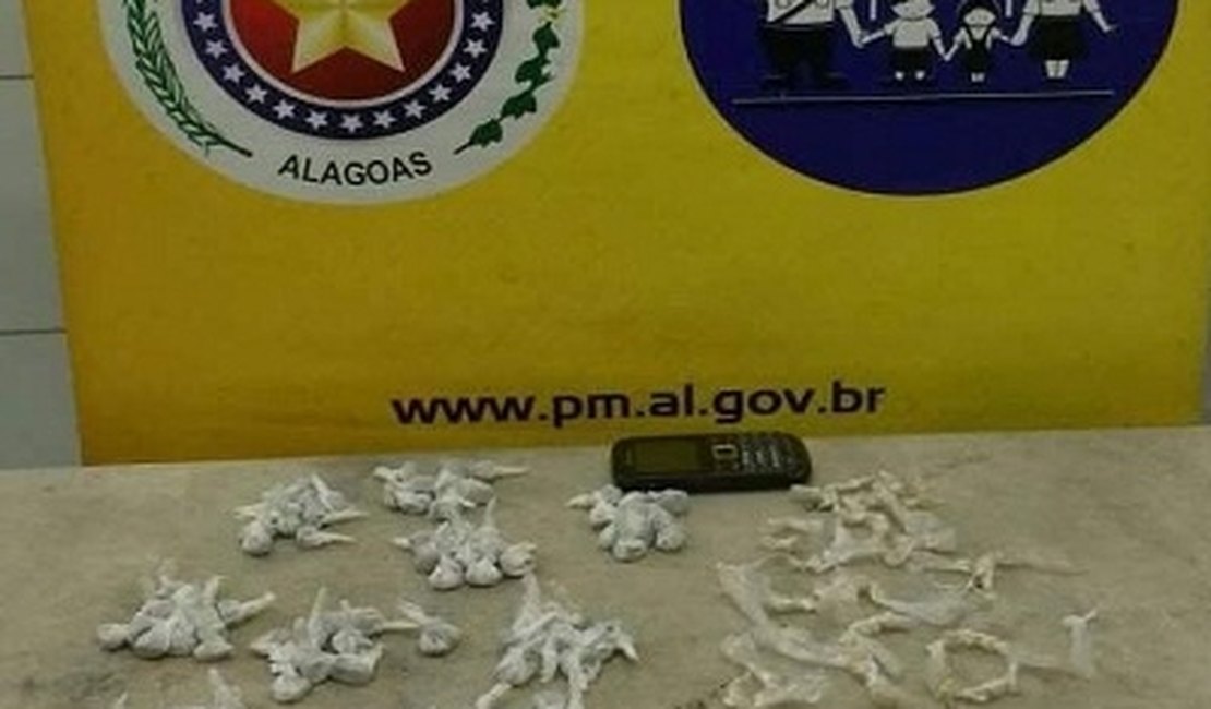 Jovem é preso com 72 pedras de crack e bombinhas de maconha