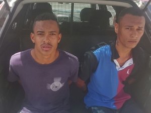 Após denúncia anônima, polícia prende dupla suspeita de tráfico de drogas na Vila Brejal