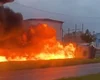 Caminhão-tanque tomba e pega fogo na BR-101, em Igarassu, e chamas atingem casas