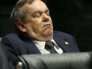 O Globo posta foto de deputado dormindo em sessão e diz que é Ronaldo Lessa