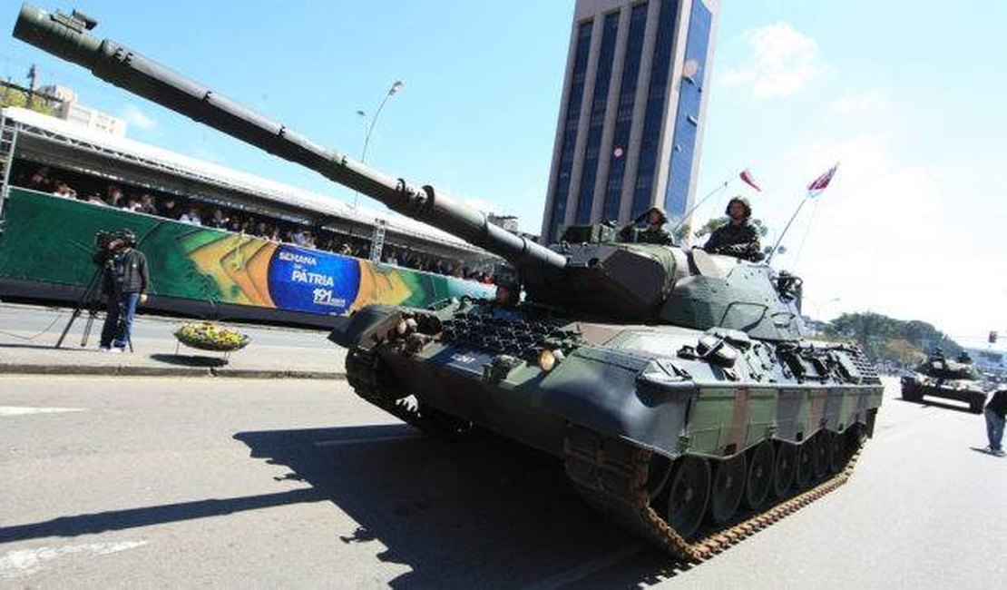 Desfile de 7 de Setembro no Rio tem protesto e Witzel em tanque de guerra