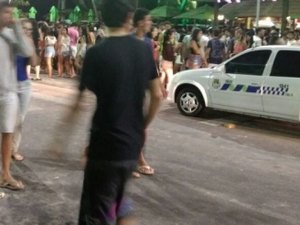 Barraca na orla da Ponta Verde é autuada por som alto e uso desordenado de espaço público