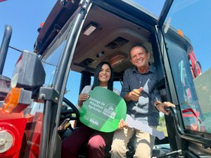 Prefeita celebra conquista com nova retroescavadeira para São Luís do Quitunde