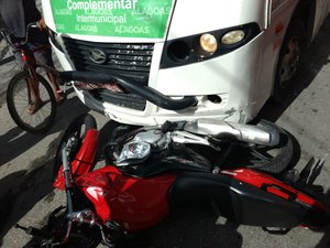 Colisão entre micro-ônibus e moto deixa dois feridos em Maceió