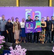 Prefeito Pedro Carlos realiza pagamento da Bolsa EJA e reforça compromisso com educação de jovens e adultos