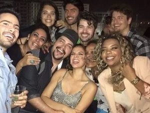 Bruna Marquezine vara a madrugada em festa de aniversário