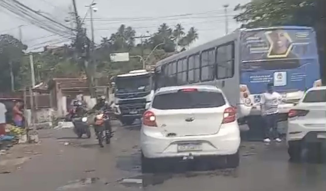 [Vídeo] Colisão entre dois veículos deixa trânsito lento próximo à linha férrea no Bebedouro