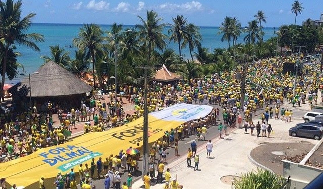 Manifestantes fazem ato contra a corrupção em Alagoas