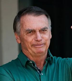 Bolsonaro e aliados militares presos devem manter assessores, veículos oficiais e pensões milionárias