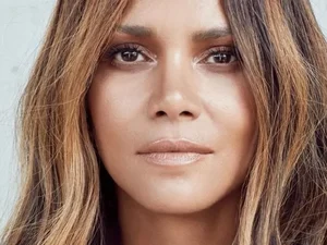 Aos 56 anos, Halle Berry posa nua... na varanda