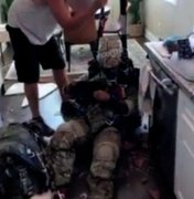 Soldado cai em telhado de casa após falha em paraquedas