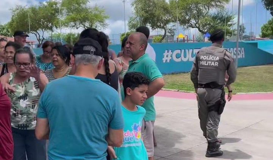 Moradores do conjunto Osman Loureiro protestam contra instalação de parque