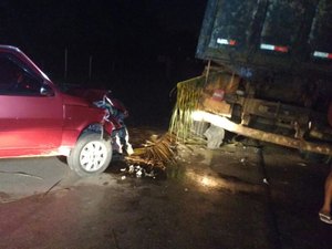 [Vídeo] Colisão entre caçamba e carro particular destroi parte dianteira do veículo