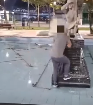 Vídeo mostra homem se desequilibrando ao pular na fonte do Parque Centenário