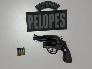 Jovem é preso após polícia apreender revólver e motocicleta em Arapiraca