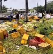 Carreta com carga de frutas e verduras tomba na rodovia BR-316 na Ladeira do Catolé