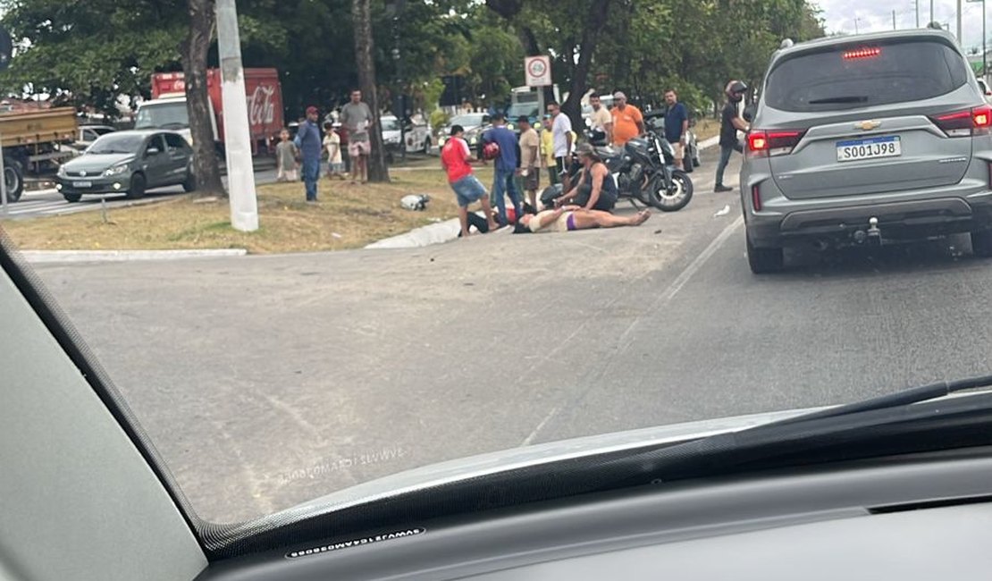 Colisão entre carro e moto deixa mulher ferida na entrada do Conjunto Eustáquio Gomes