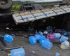 Caminhão carregado de garrafões de água tomba em Viçosa