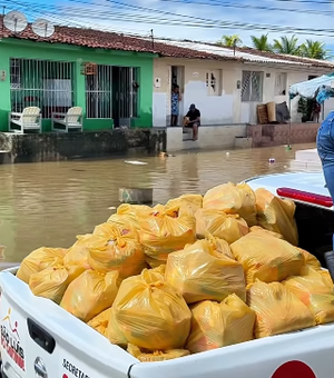 Prefeita de São Luís do Quitunde entrega cestas básicas às famílias vítimas da chuva