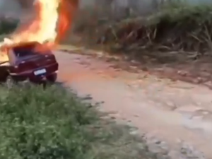 Motorista suspeito de atropelar e matar jovem é encontrado espancado com carro em chamas