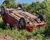 Carro com casal perde freios, sai na pista e capota na AL-220, em Arapiraca