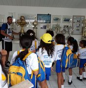 Crianças fazem visita ao treino do ASA no Estádio Municipal de Arapiraca