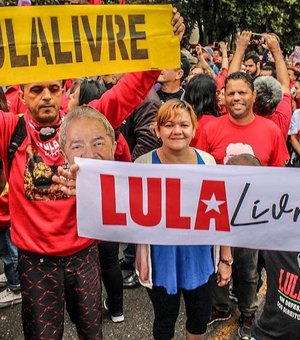 Manifestações na PF do PR marcam um ano da prisão de Lula