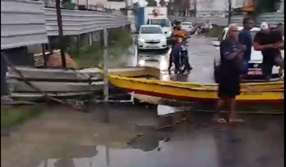 Pescadores fecham rua no bairro do Bebedouro em Maceió