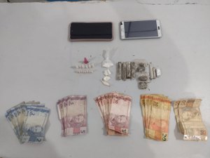 Jovem é presa e menor apreendida por tráfico de drogas e desacato no bairro Manoel Teles