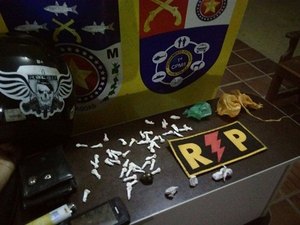 Homem é preso com 45 pedras de crack e seis bombinhas de maconha