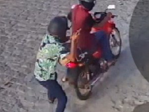[Vídeo] Mulher é assaltada em plena luz do dia em Arapiraca