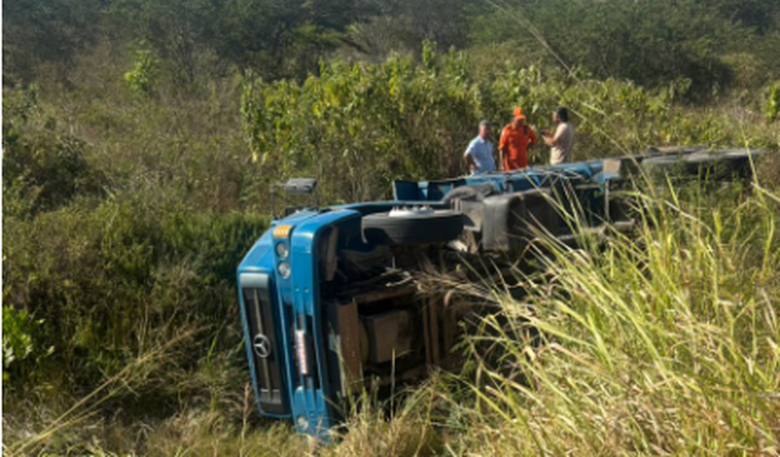 Motorista fica ferido após carreta tombar no Povoado Mangabeira, em Arapiraca