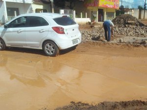 Moradores relatam transtornos em rua de barro no bairro Batingas