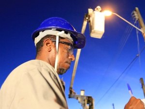 Prefeitura de Maceió realiza instalação de luminárias no Prado