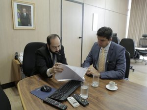 Em Brasília, Rui Palmeira discute liberação de recursos para educação  